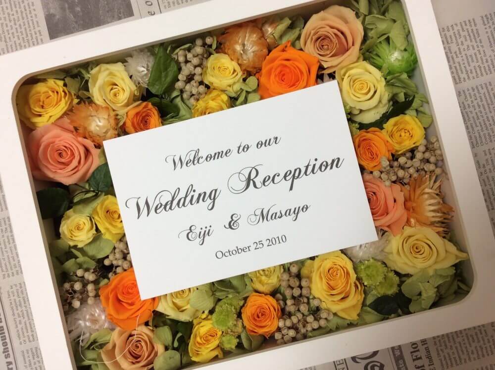結婚式のウェルカムスペースにおしゃれな花のアレンジメント