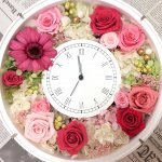 還暦祝いに花時計を手作りプレゼント プリザーブドフラワーが素敵な時を刻む