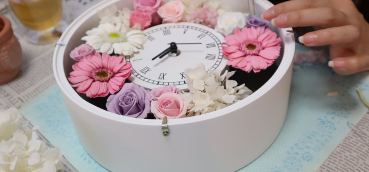 ご両親への花束はプリザーブドフラワー＆実用的な時計で！贈呈品を可愛く作られました