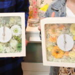 結婚式のご両親への贈呈花に爽やかなグリーンベースの時計を作られました