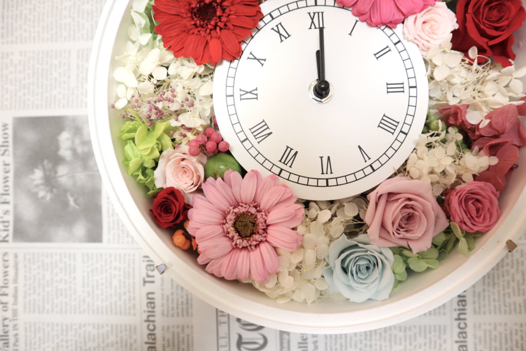 お母さんの誕生日のプレゼントに手作りのピンク そしてご自宅用にグリーンの時計を作られました 東京 表参道 青山プリザーブドフラワーアレンジメント教室 花学校 初心者でも1回でおしゃれに手作りする お花レッスン