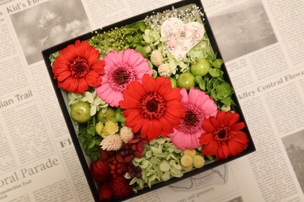 彼女への誕生日プレゼントに大人可愛いレッドのフラワーボックスを作られました 東京 表参道 青山プリザーブドフラワーアレンジメント教室 花 学校 初心者でも1回でおしゃれに手作りする お花レッスン