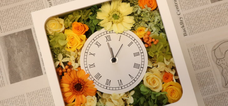 開店祝いのプレゼントに明るい四角の花時計を作られました！